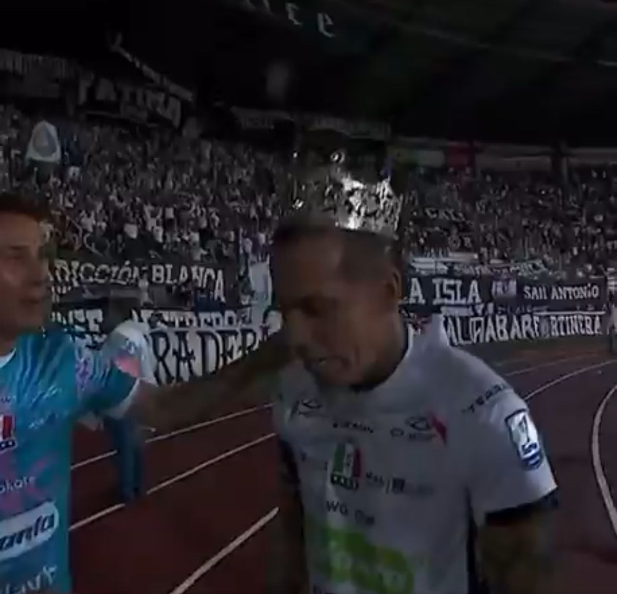 Dayro Moreno a scris istorie în Columbia! Comentatorul a început să cânte în direct, colegii i-au adus coroana pe gazon » Scene UNICE în fotbal