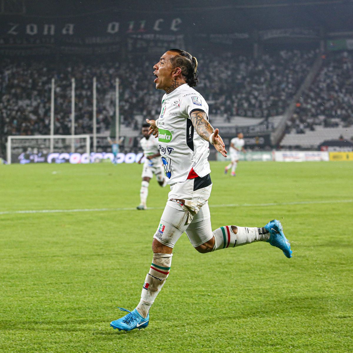 Dayro Moreno a scris istorie în Columbia! Comentatorul a început să cânte în direct, colegii i-au adus coroana pe gazon » Scene UNICE în fotbal