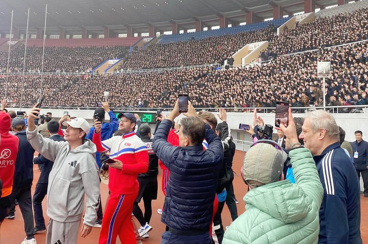 Un român din Brașov a participat la maratonul din Coreea de Nord » Peste 50.000 de oameni l-au așteptat disciplinați pe stadionul din Phenian