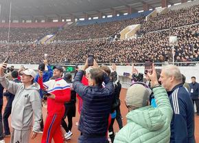 Un român din Brașov a participat la maratonul din Coreea de Nord » Peste 50.000 de oameni l-au așteptat disciplinați pe stadionul din Phenian