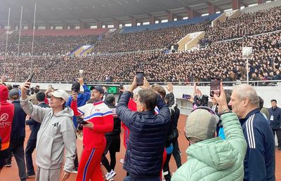 Un român din Brașov a participat la maratonul din Coreea de Nord » Peste 50.000 de oameni l-au așteptat disciplinați pe stadionul din Phenian