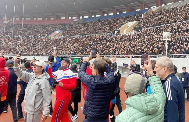 Un român din Brașov a participat la maratonul din Coreea de Nord » Peste 50.000 de oameni l-au așteptat disciplinați pe stadionul din Phenian