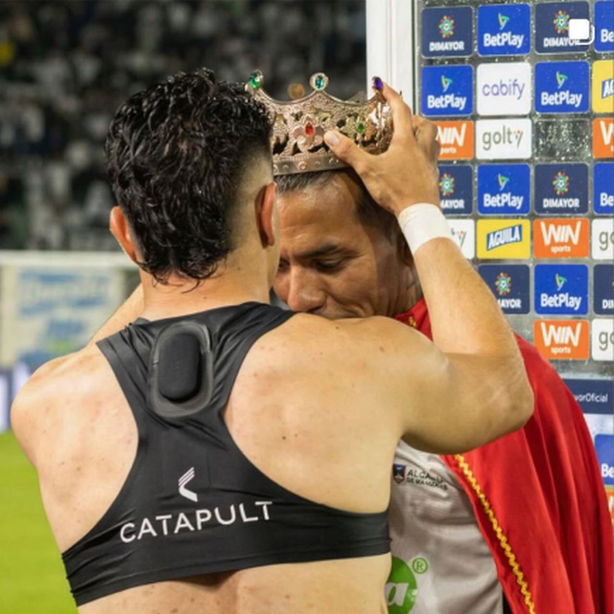 Dayro Moreno a scris istorie în Columbia! Comentatorul a început să cânte în direct, colegii i-au adus coroana pe gazon » Scene UNICE în fotbal