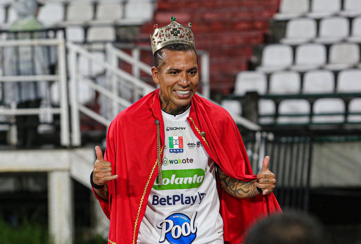 Dayro Moreno a scris istorie în Columbia! Comentatorul a început să cânte în direct, colegii i-au adus coroana pe gazon » Scene UNICE în fotbal