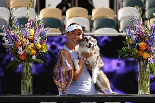 Jessica Pegula, trofeul de la Charleston și cățelul Maddie Foto: Instagram/WTA