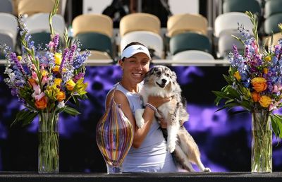 Jessica Pegula a sărbătorit titlul de la Charleston, primul pe zgură, cu câinele ei, Maddie
