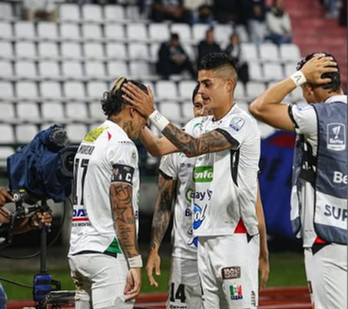 Dayro Moreno a scris istorie în Columbia! Comentatorul a început să cânte în direct, colegii i-au adus coroana pe gazon » Scene UNICE în fotbal