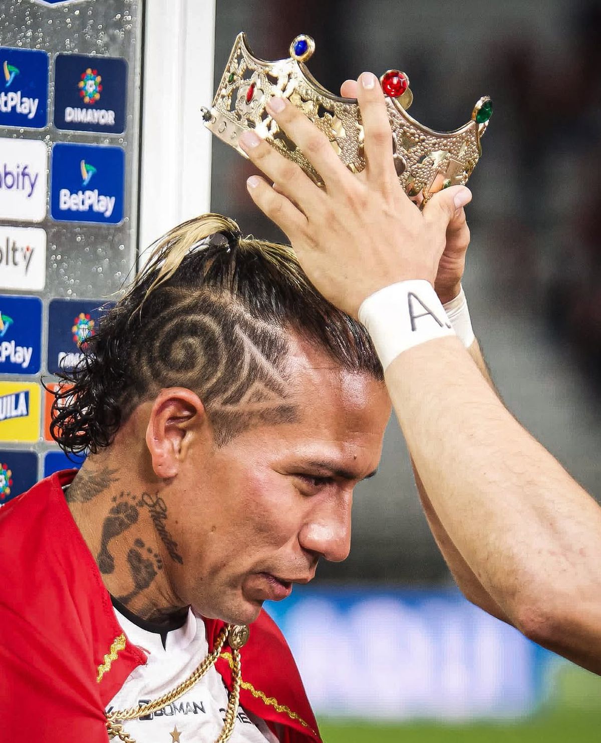 Dayro Moreno a scris istorie în Columbia! Comentatorul a început să cânte în direct, colegii i-au adus coroana pe gazon » Scene UNICE în fotbal