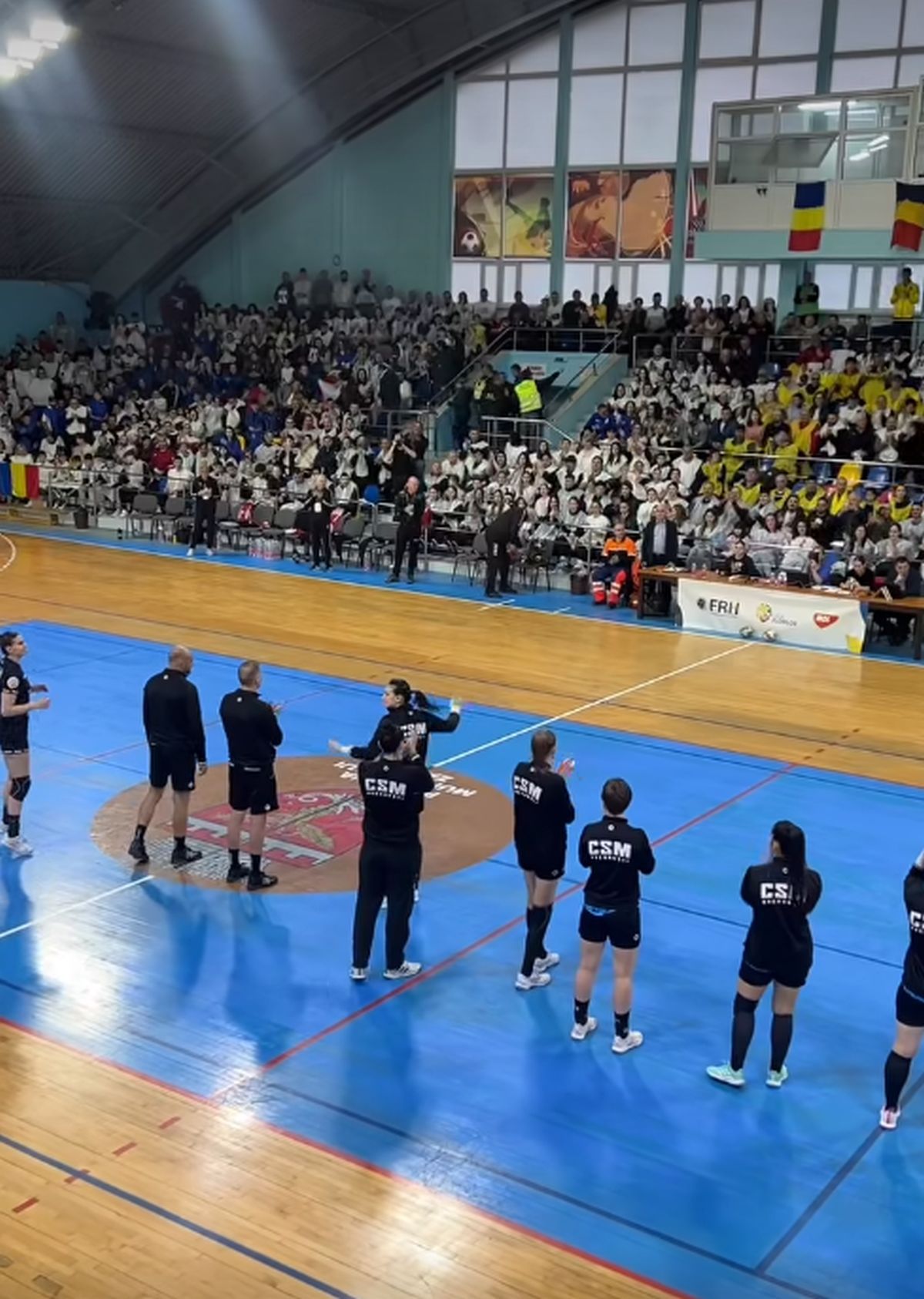 Turneul de retragere al Cristinei Neagu a ajuns la Zalău, casa „rivalului” Gheorghe Tadici » Cei doi s-au întâlnit în fața galeriei: moment unic