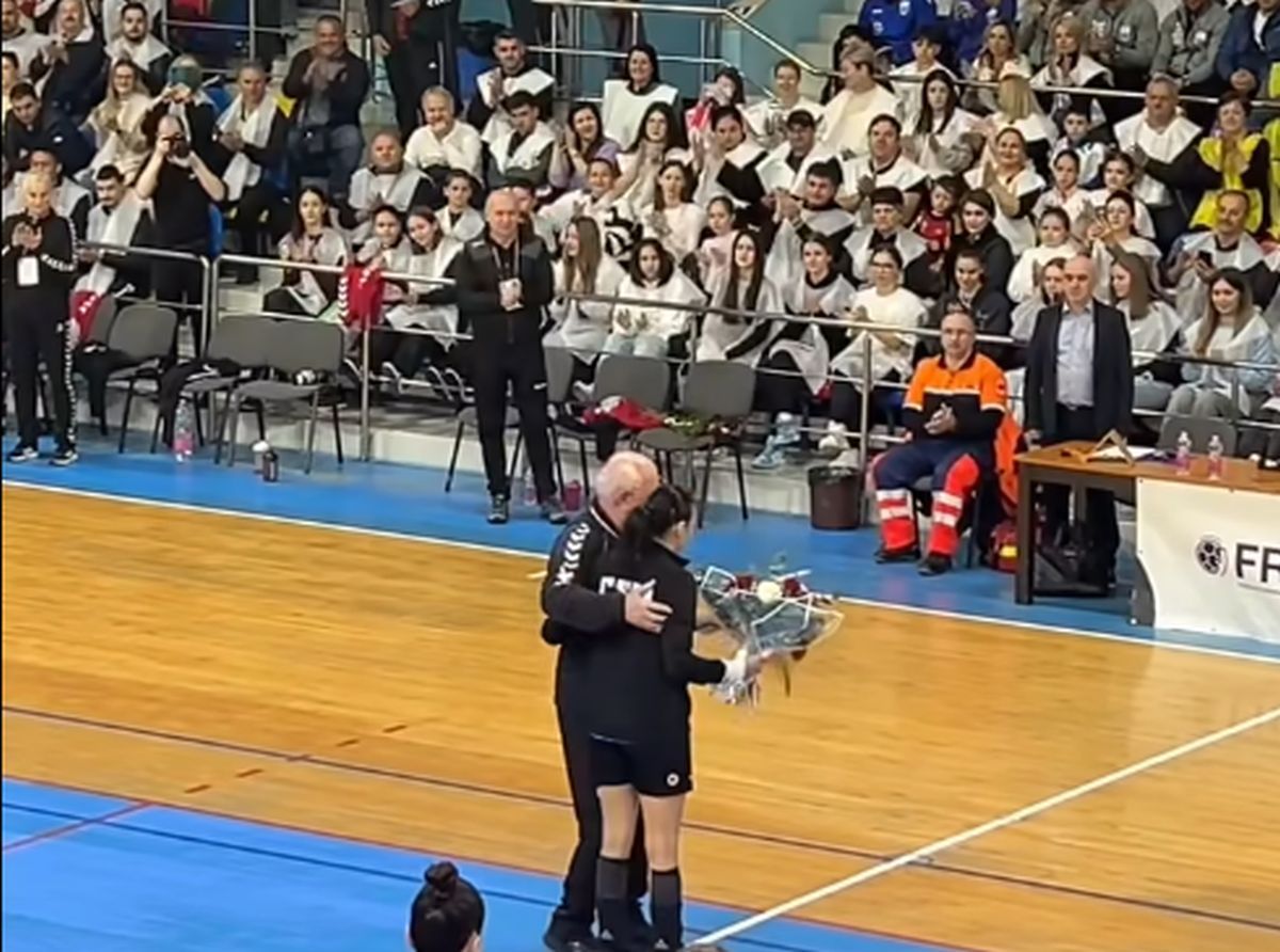 Turneul de retragere al Cristinei Neagu a ajuns la Zalău, casa „rivalului” Gheorghe Tadici » Cei doi s-au întâlnit în fața galeriei: moment unic