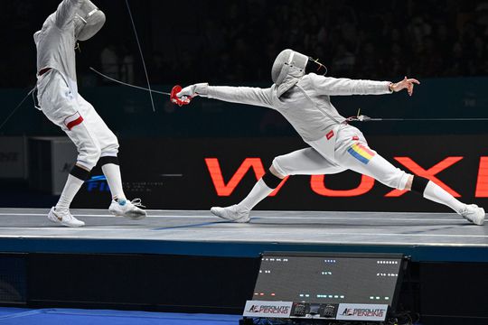 Vlad Covaliu (dreapta), la CM pentru juniori și cadeți Wuxi 2025 Foto: FIE