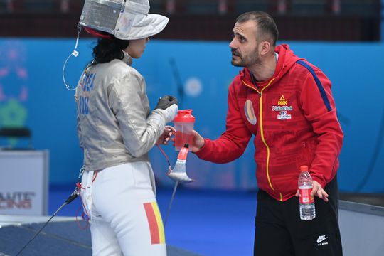 Antrenorul Tiberiu Dolniceanu și sabrera Anastasia Fusea, la CM de juniori și cadeți Wuxi 2025