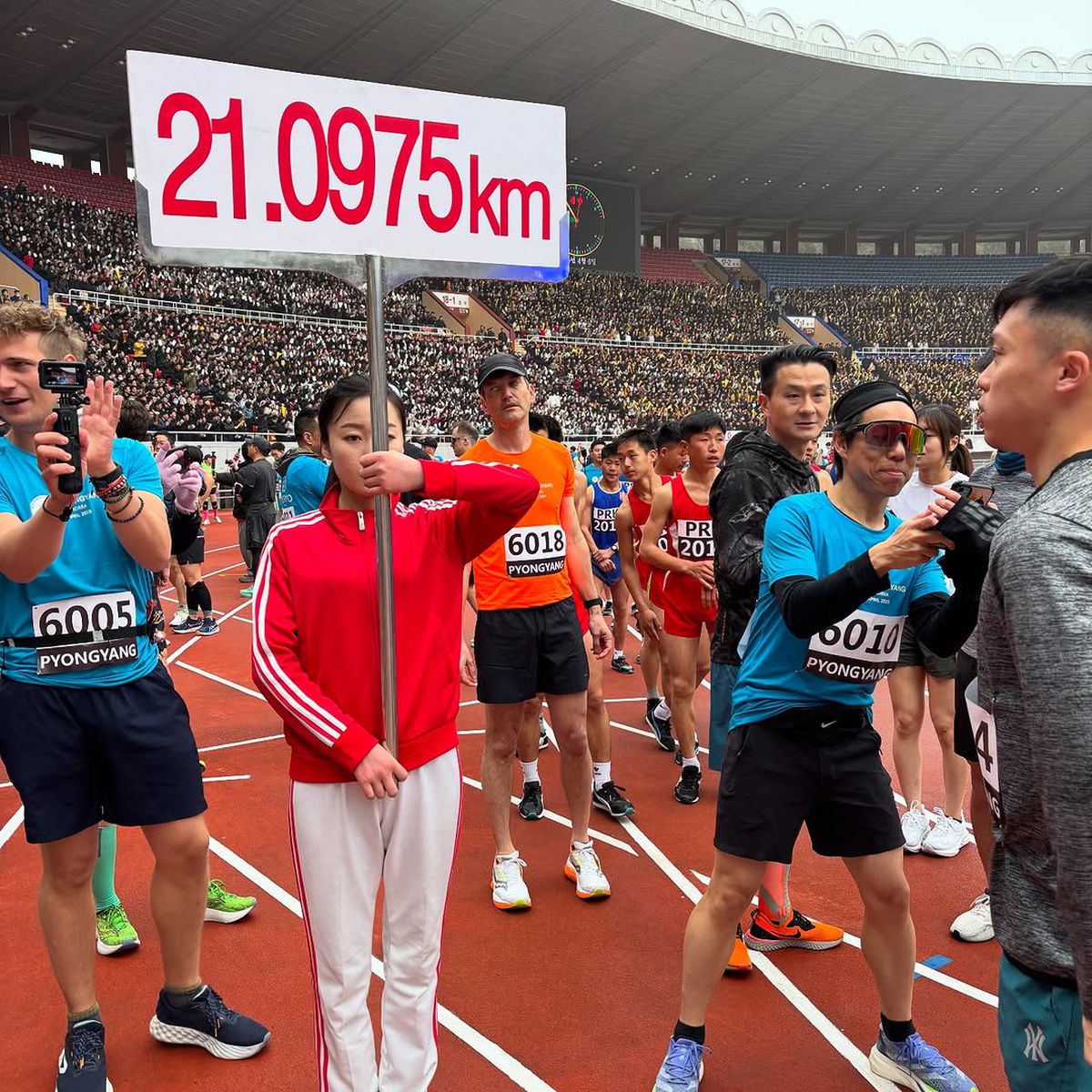 „Am fost cu nord-coreenii la o bere. Unul dintre ei s-a abțiguit și s-a dezbrăcat” » Dezvăluirile românului din Brașov care a alergat la maratonul de la Phenian