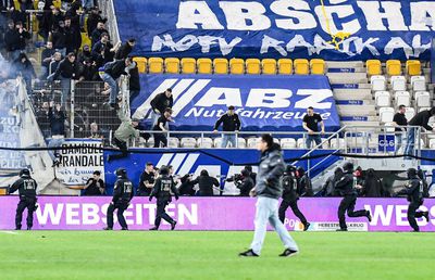 Fanii oaspeților au demontat gardul ca să se bată pe teren » Ce măsuri vor lua autoritățile