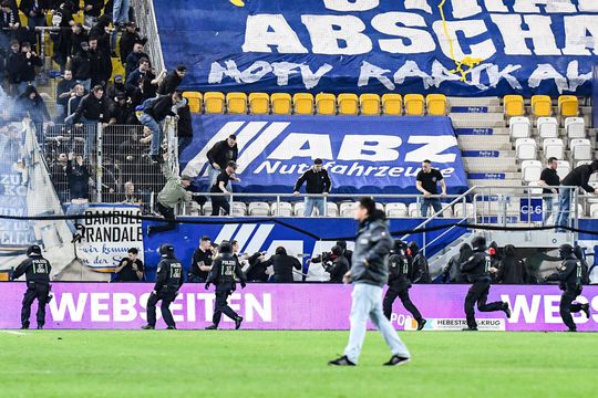 Forțele de ordine intervin pentru a-i potoli pe fanii lui Halleschen FC / Foto: Imago