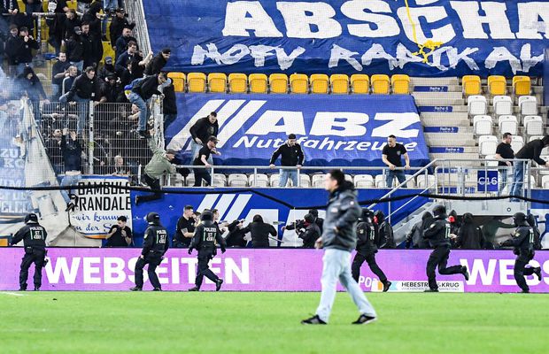 Fanii oaspeților au demontat gardul ca să se bată pe teren » Ce măsuri vor lua autoritățile