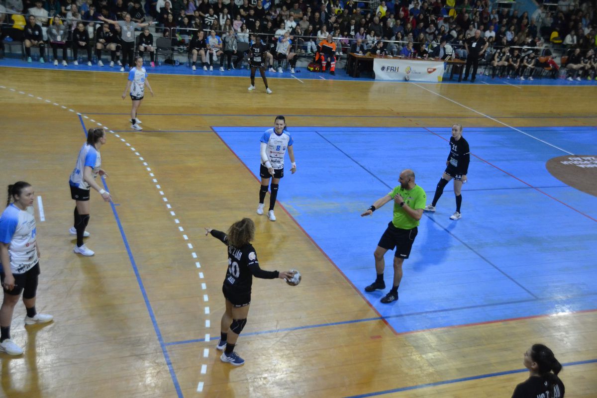 Turneul de retragere al Cristinei Neagu a ajuns la Zalău, casa „rivalului” Gheorghe Tadici » Cei doi s-au întâlnit în fața galeriei: moment unic