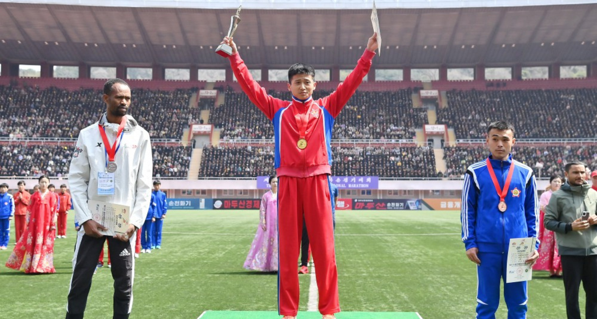 „Am fost cu nord-coreenii la o bere. Unul dintre ei s-a abțiguit și s-a dezbrăcat” » Dezvăluirile românului din Brașov care a alergat la maratonul de la Phenian