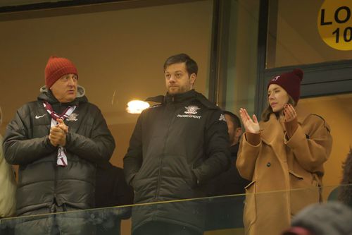 Victor Angelescu (centru) a fost făcut praf de Florin Manea