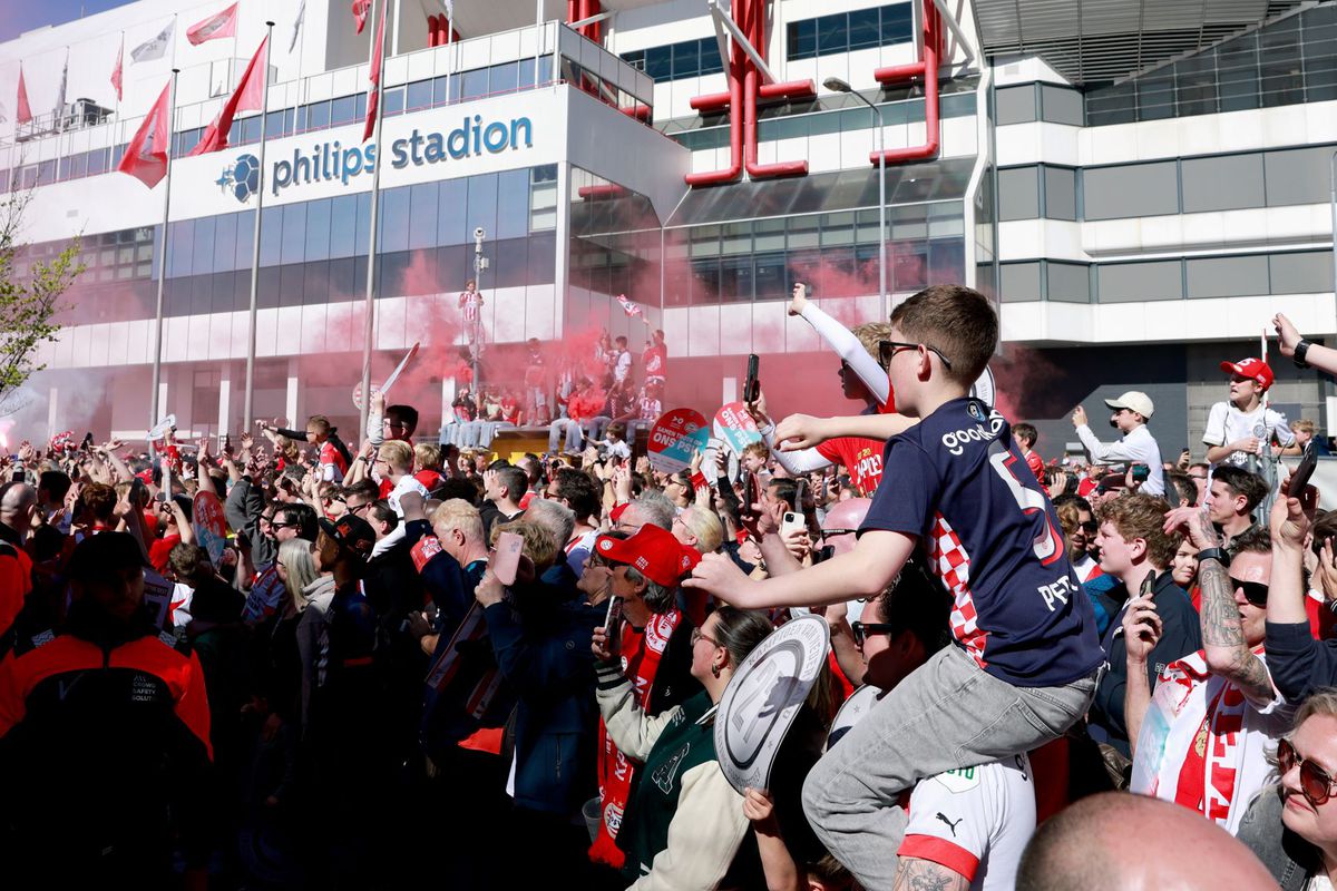 Imagini spectaculoase din Eindhoven: PSV a primit trofeul de campioană! Cum a fost fotografiat Dennis Man