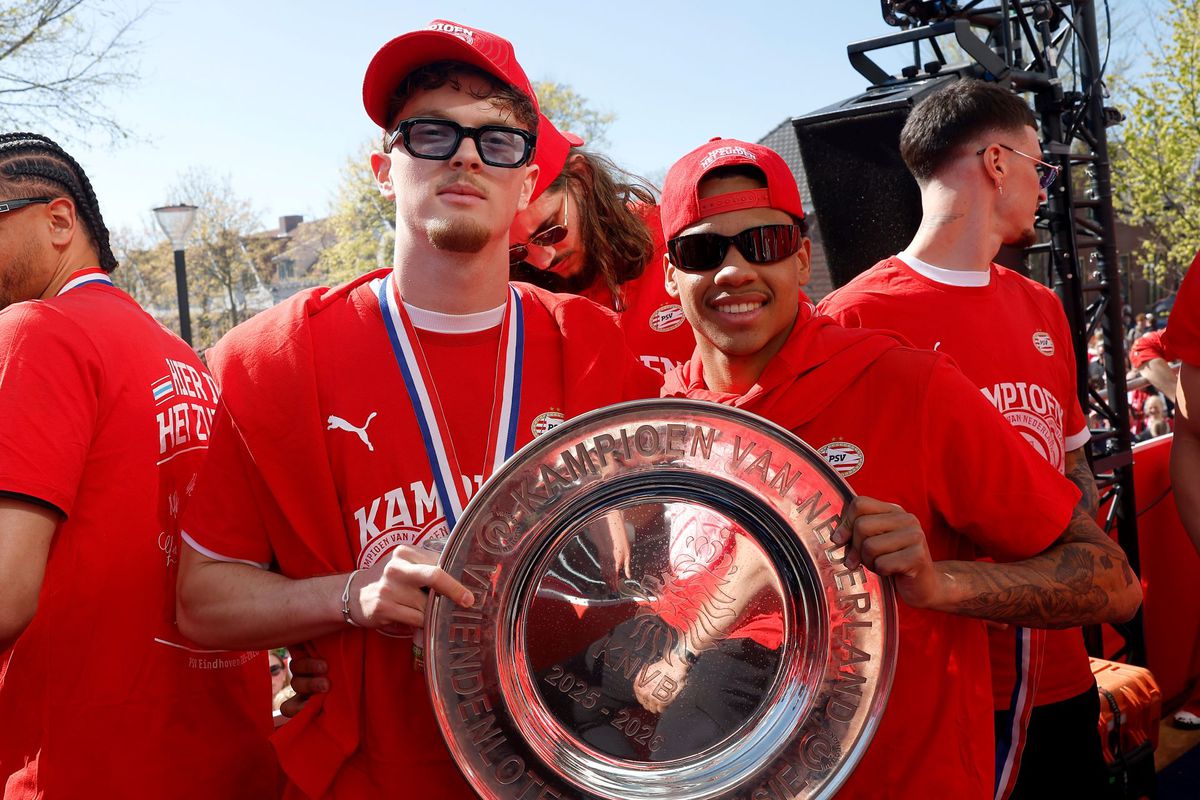 Imagini spectaculoase din Eindhoven: PSV a primit trofeul de campioană! Cum a fost fotografiat Dennis Man