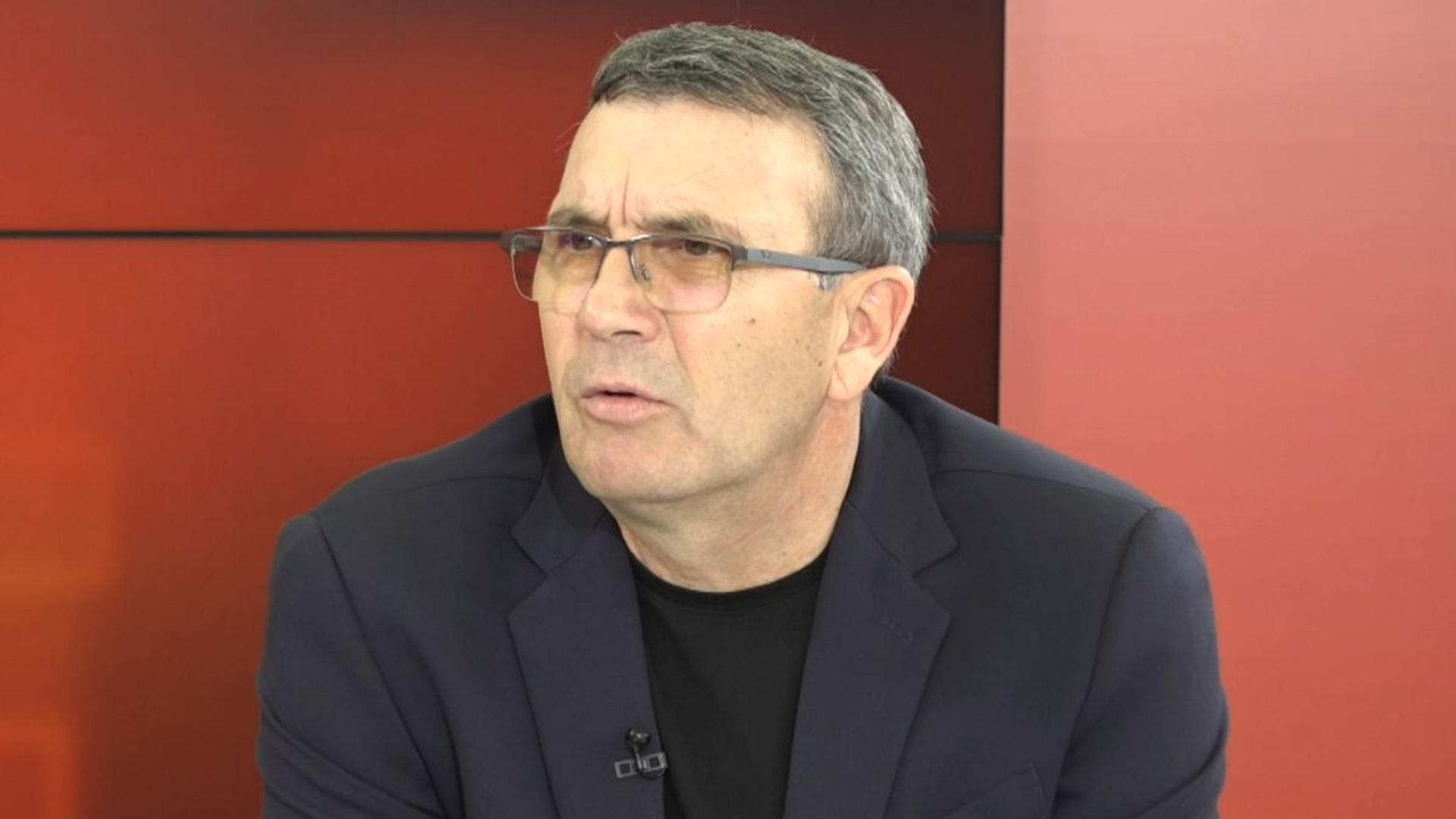 Eugen Neagoe pe banca tehnică în timpul unui meci, discutând despre experiența cu defibrilator cardiac și situația lui Eriksen | sursa foto: Gazeta Sporturilor