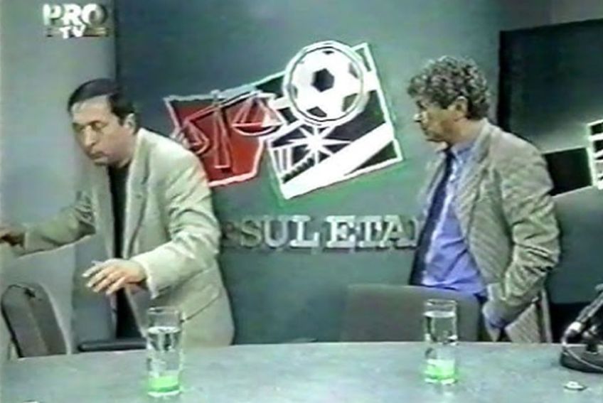 Mircea Lucescu și Ion Crăciunescu, dezbătând apins o fază la „Procesul Etapei”, într-o ipostază devenită memorabilă