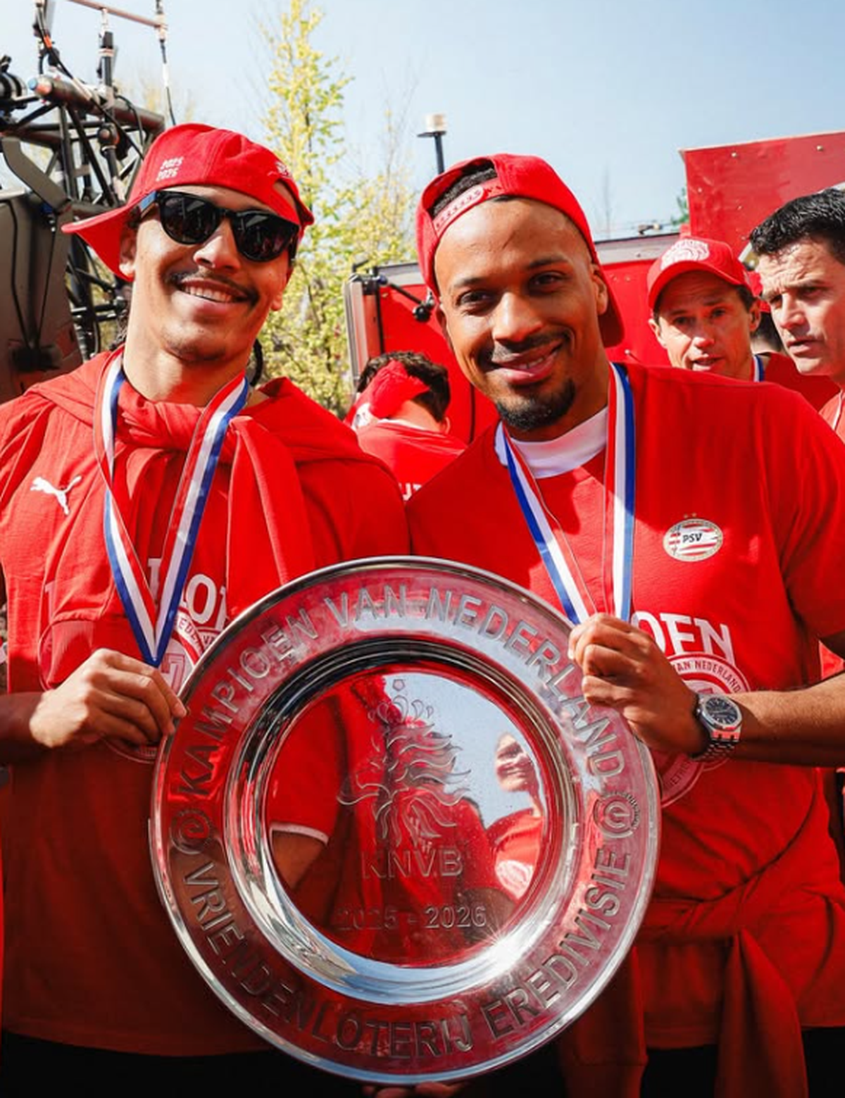 Imagini spectaculoase din Eindhoven: PSV a primit trofeul de campioană! Cum a fost fotografiat Dennis Man