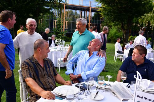 Florin Prunea ținut de gât de Mircea Lucescu la aniversarea a 80 ani organizată de fostul selecționer.