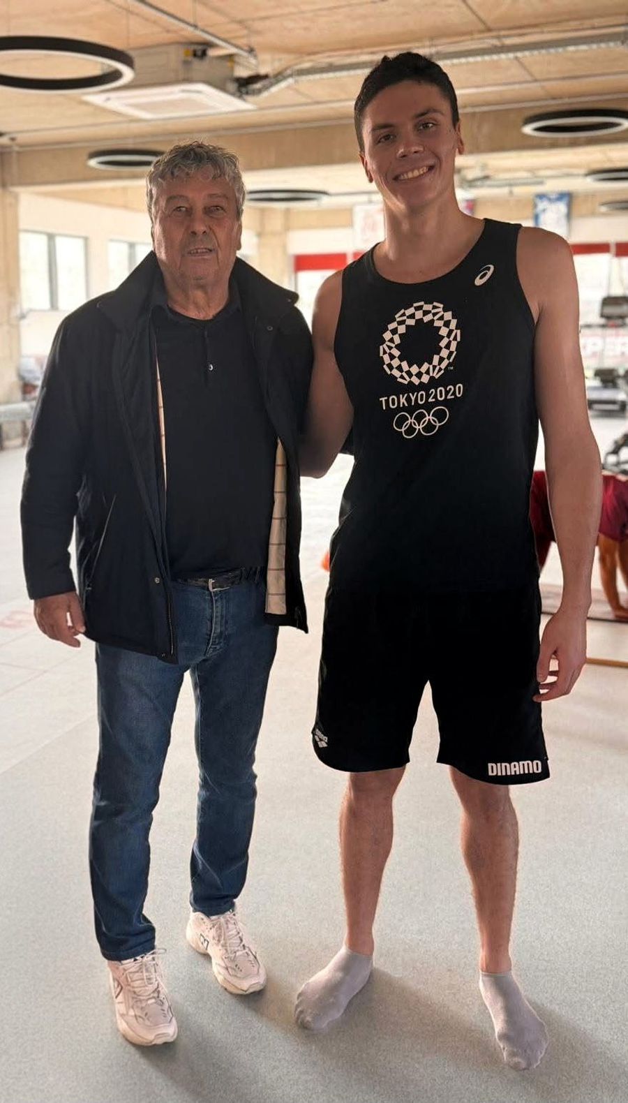 David Popovici și Mircea Lucescu În urmă cu 5 luni, David Popovici oprea antrenamentul pentru a-l saluta pe Mircea Lucescu » Astăzi, campionul olimpic a transmis 3 cuvinte emoționante