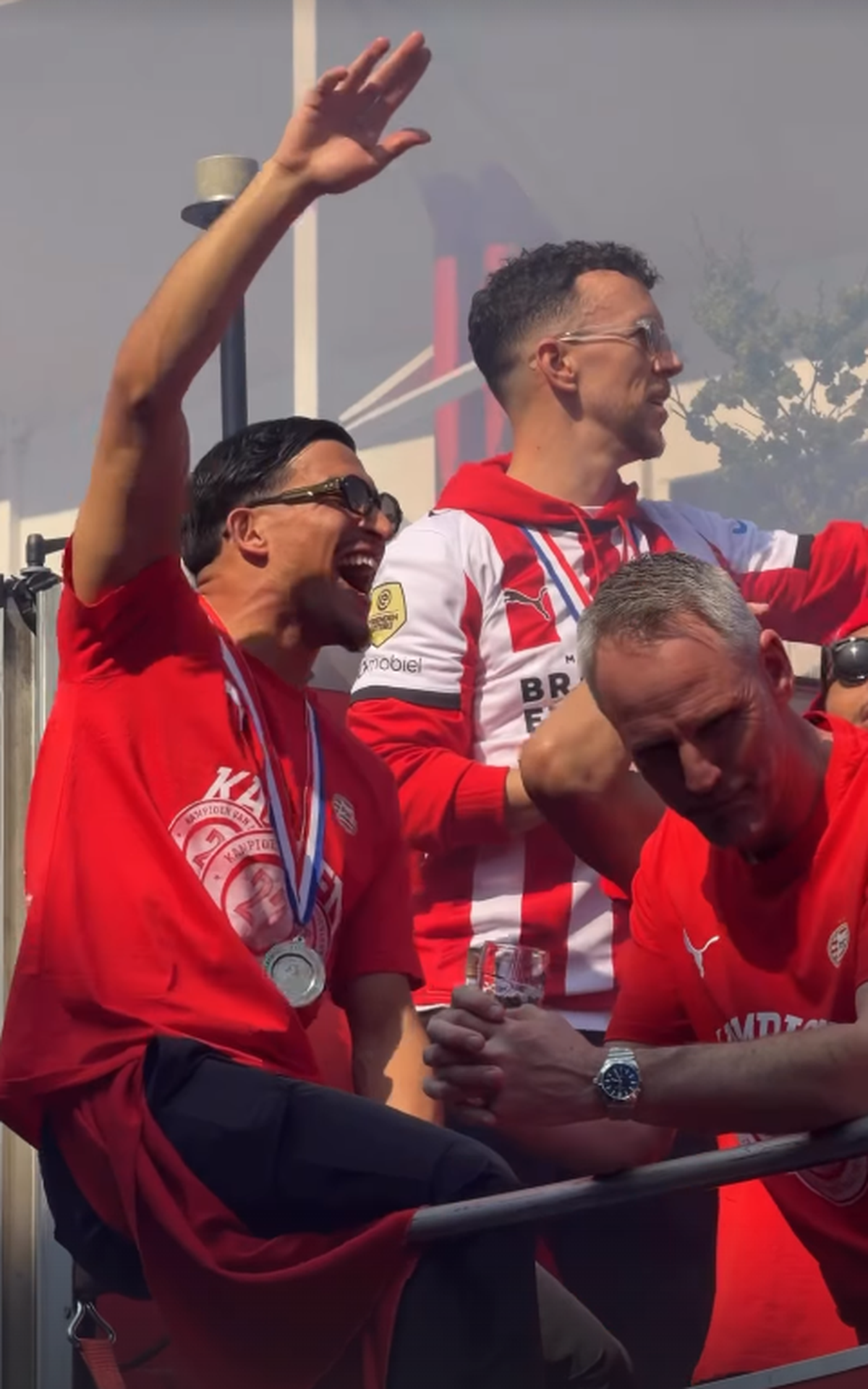 Imagini spectaculoase din Eindhoven: PSV a primit trofeul de campioană! Cum a fost fotografiat Dennis Man