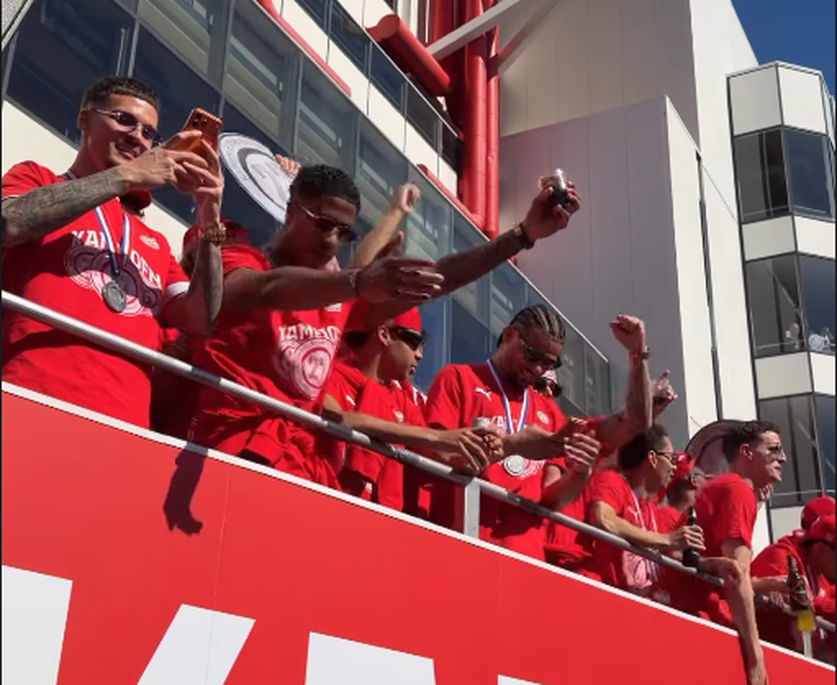 Imagini spectaculoase din Eindhoven: PSV a primit trofeul de campioană! Cum a fost fotografiat Dennis Man
