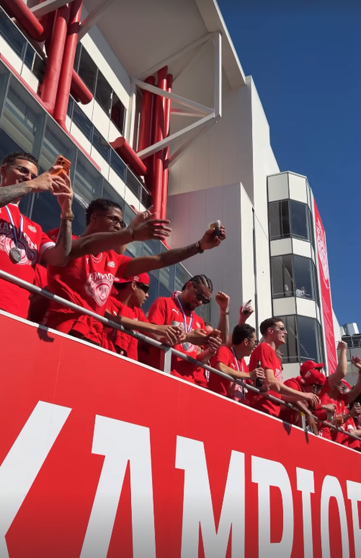 Imagini spectaculoase din Eindhoven: PSV a primit trofeul de campioană! Cum a fost fotografiat Dennis Man