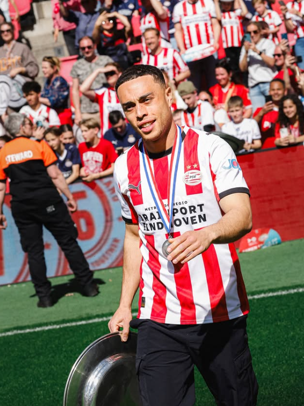 Imagini spectaculoase din Eindhoven: PSV a primit trofeul de campioană! Cum a fost fotografiat Dennis Man