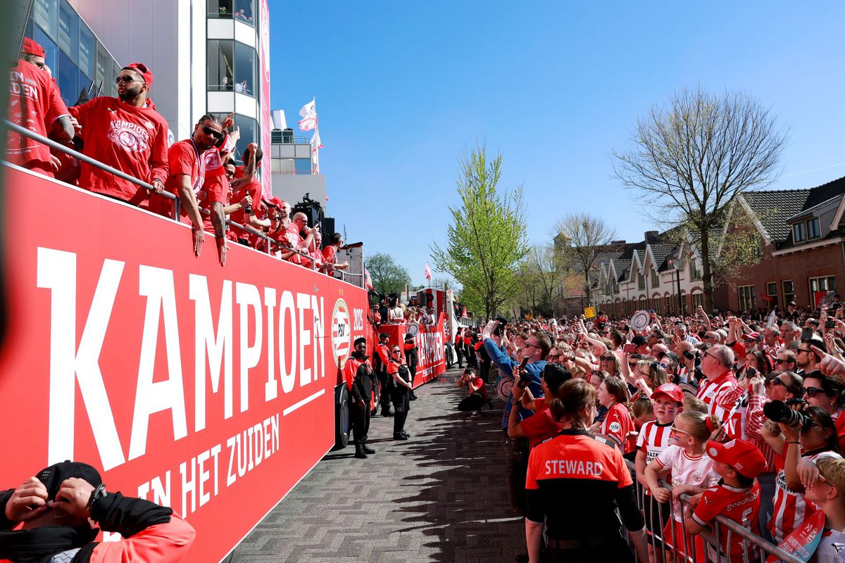 Imagini spectaculoase din Eindhoven: PSV a primit trofeul de campioană! Cum a fost fotografiat Dennis Man