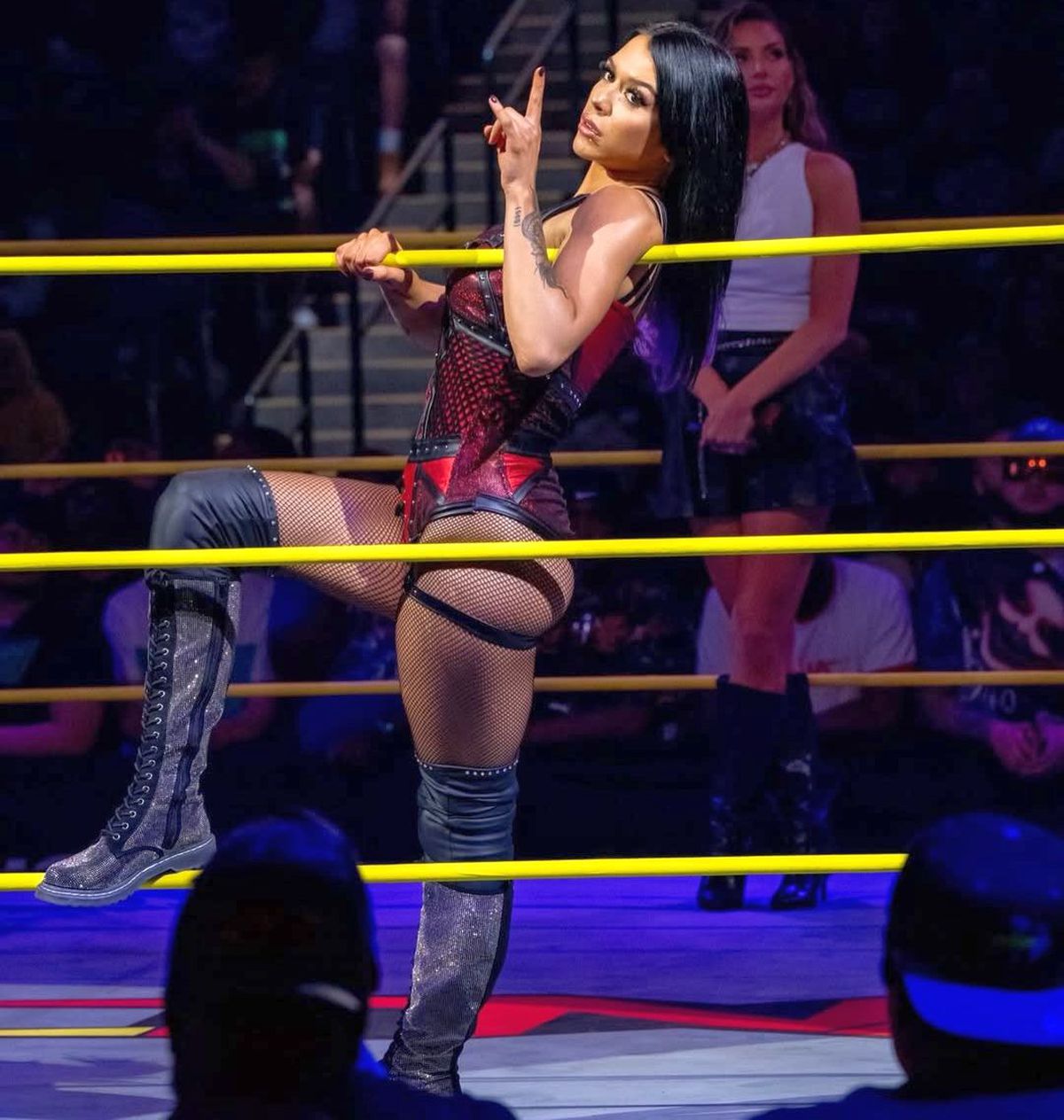 Mandy Rose (Sacs) și Elayna Black (Cora Jade)