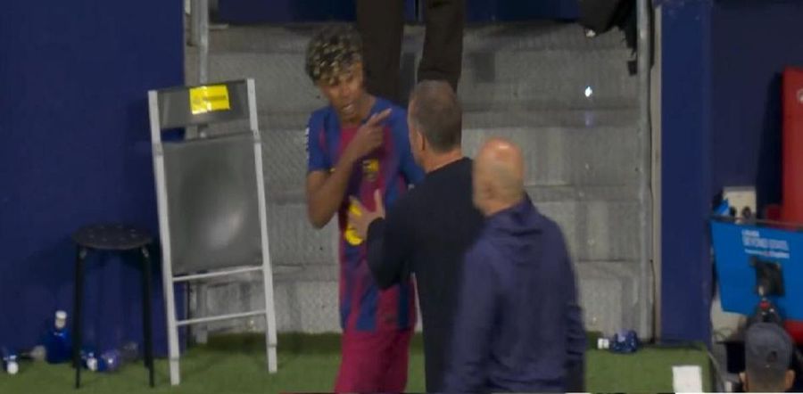 Lamine Yamal discută nervos cu Hansi Flick / Foto: captură S-a aflat motivul izbucnirii nervoase a lui Lamine Yamal cu Atletico