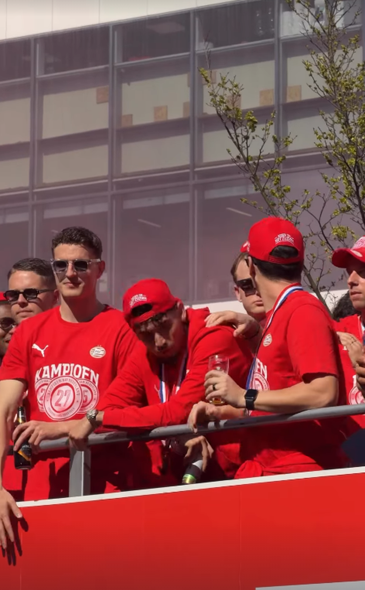 Imagini spectaculoase din Eindhoven: PSV a primit trofeul de campioană! Cum a fost fotografiat Dennis Man