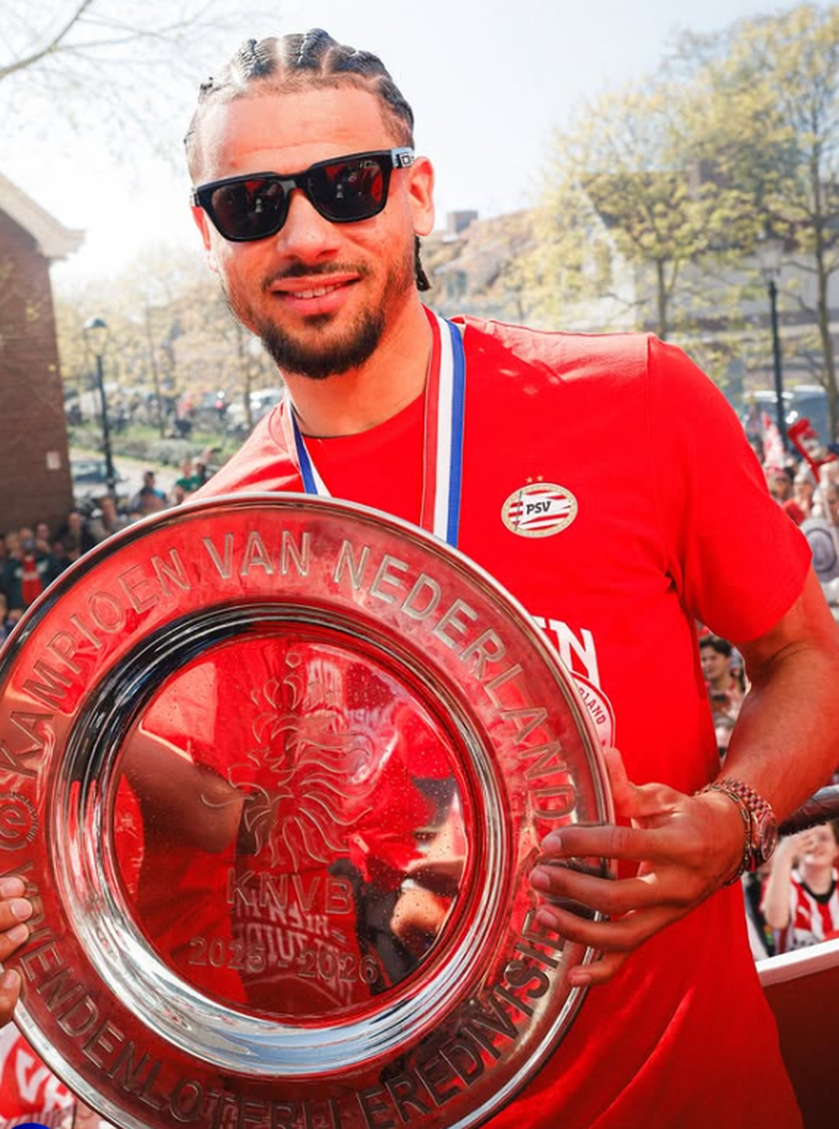 Imagini spectaculoase din Eindhoven: PSV a primit trofeul de campioană! Cum a fost fotografiat Dennis Man