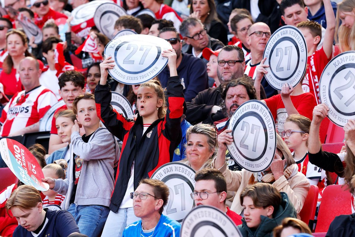 Imagini spectaculoase din Eindhoven: PSV a primit trofeul de campioană! Cum a fost fotografiat Dennis Man