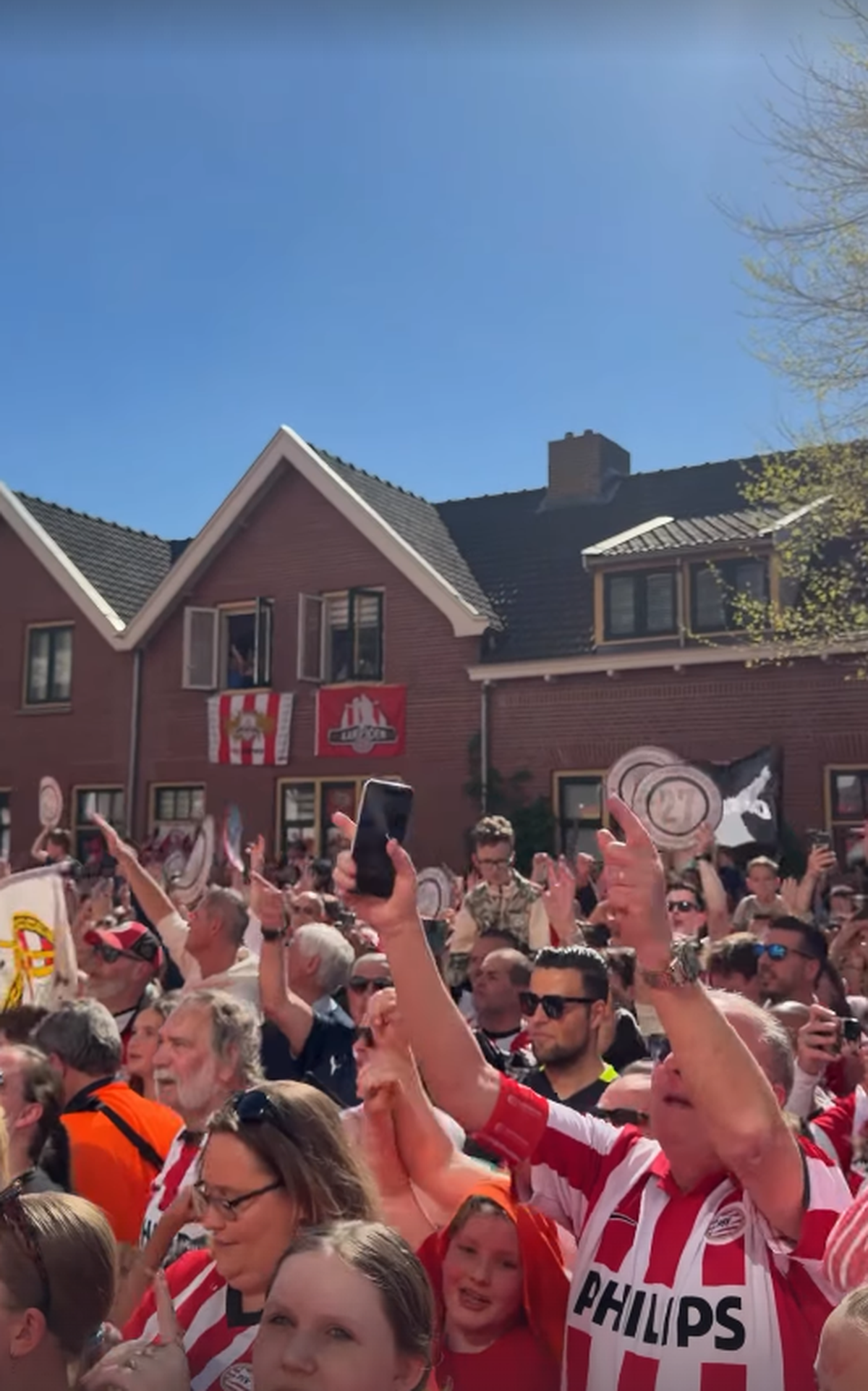 Imagini spectaculoase din Eindhoven: PSV a primit trofeul de campioană! Cum a fost fotografiat Dennis Man