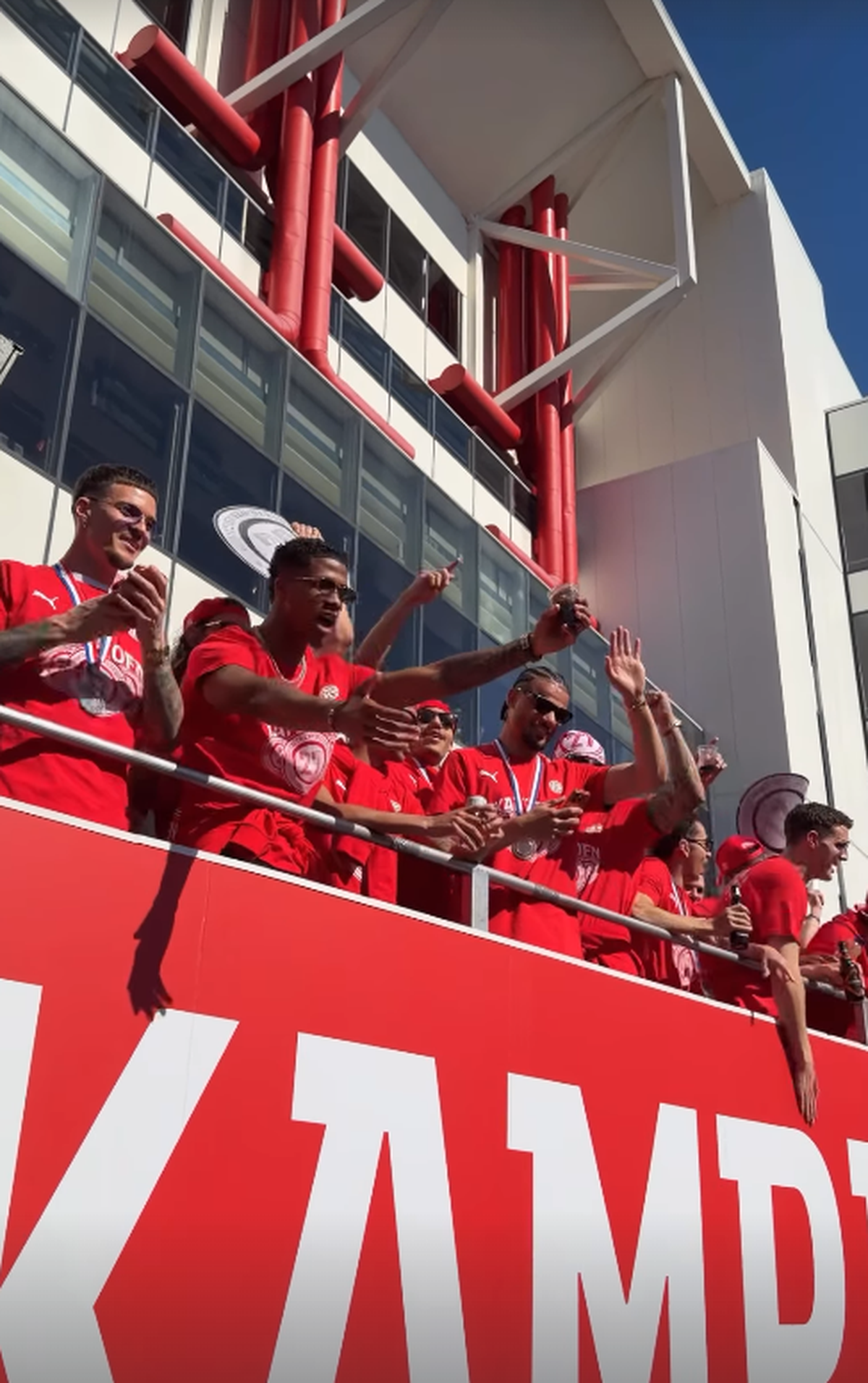 Imagini spectaculoase din Eindhoven: PSV a primit trofeul de campioană! Cum a fost fotografiat Dennis Man