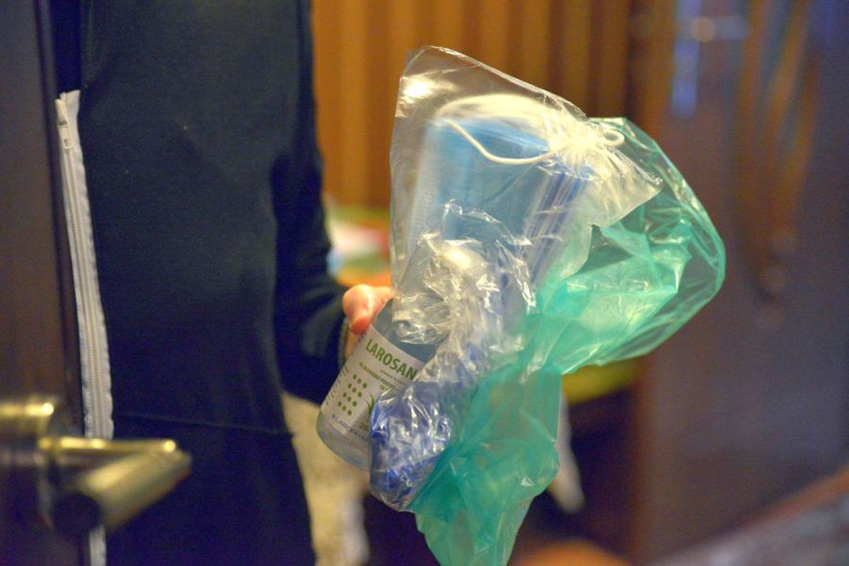 Corona luptă împotriva coronavirus: Mugurel Buga și colegii săi au împărțit vârstnicilor măști și mănuși