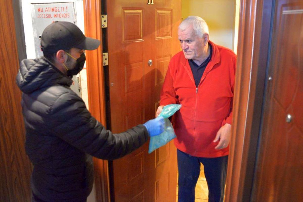 Corona luptă împotriva coronavirus: Mugurel Buga și colegii săi au împărțit vârstnicilor măști și mănuși