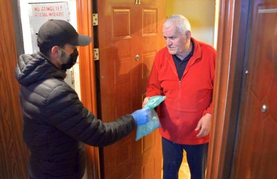 Corona luptă împotriva coronavirus: Mugurel Buga și colegii săi au împărțit vârstnicilor măști și mănuși