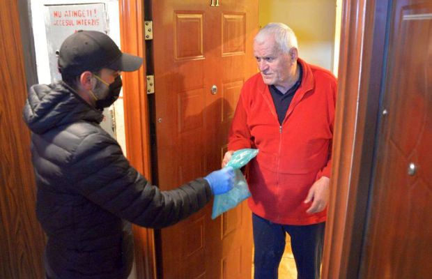 Corona luptă împotriva coronavirus: Mugurel Buga și colegii săi au împărțit vârstnicilor măști și mănuși