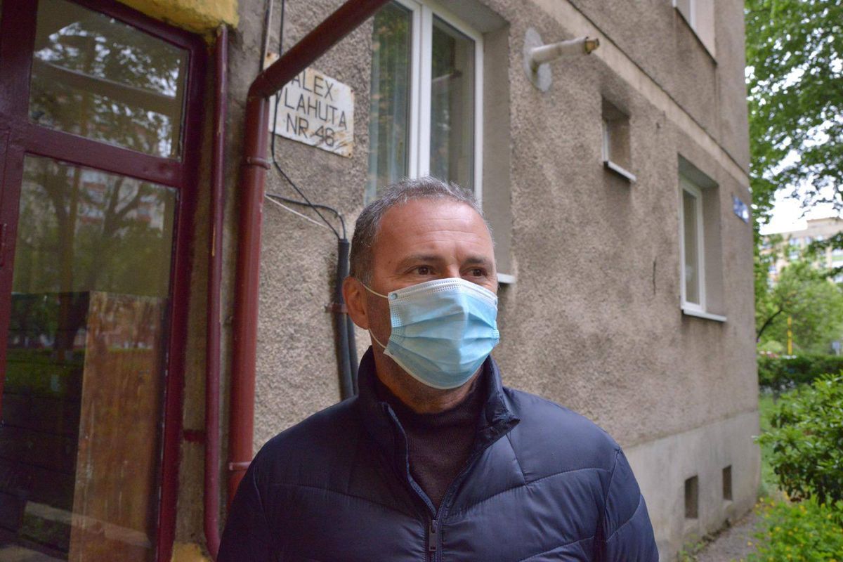 Corona luptă împotriva coronavirus: Mugurel Buga și colegii săi de echipă au împărțit vârstnicilor măști și mănuși