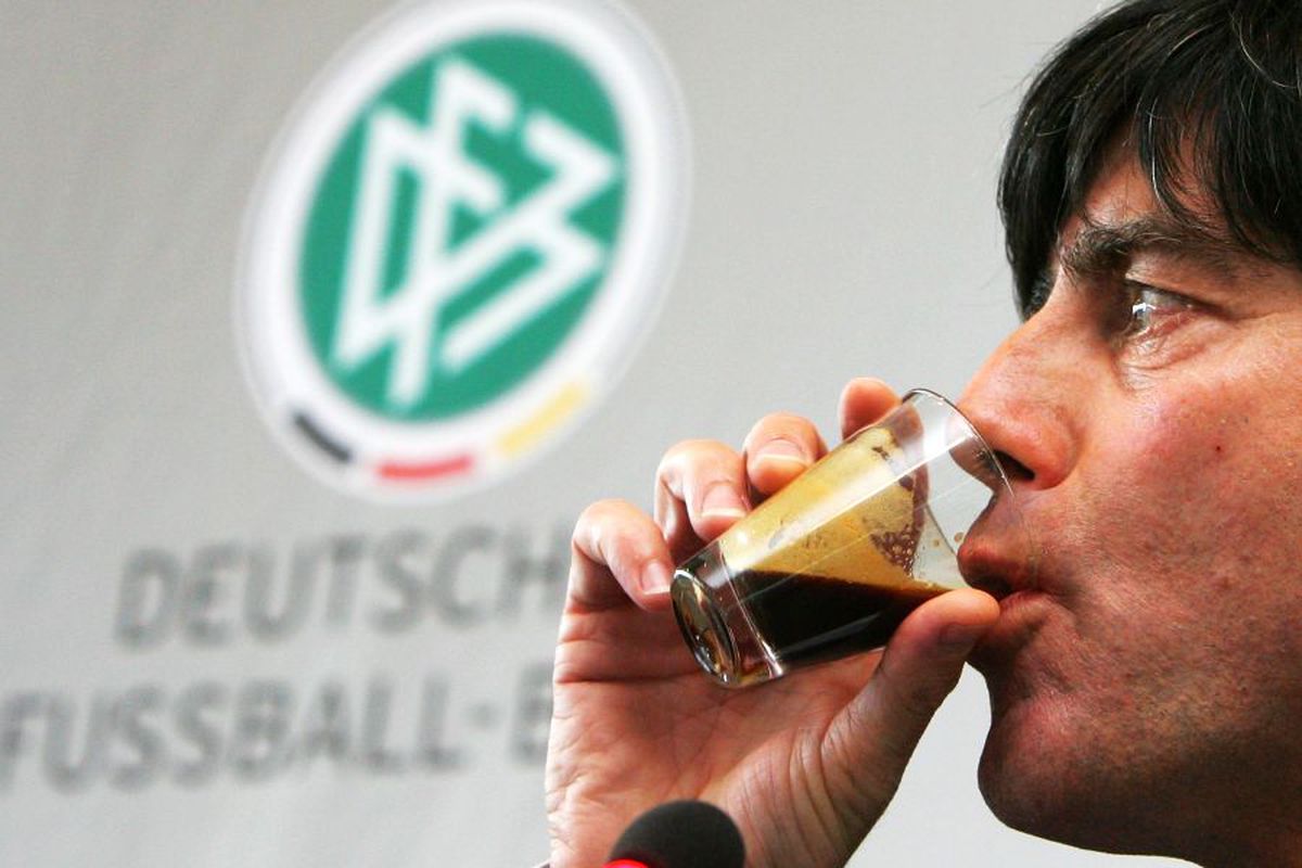 COVID-19. Metoda revoluționară prin care pot fi testați fotbaliștii: o ceașcă de cafea pusă la 5 centimetri de față