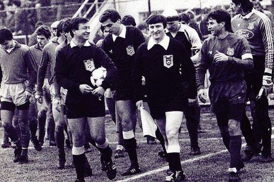 Ioan Danciu (arbitrul din dreapta) și Constantin Gheorghe (arbitrul din centru), la un meci al Stelei înainte de 1990