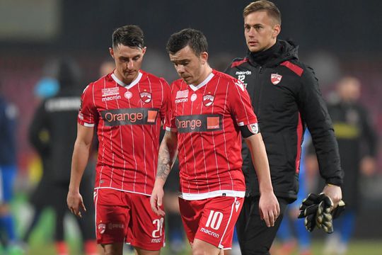 Jordan Mustoe (în stânga), alături de Dan Nistor și Vlad Muțiu, într-unul dintre puținele meciuri jucate de englez la Dinamo. Sursă foto: Gazeta Sporturilor